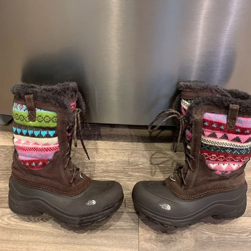 The North Face Girls Boots. Size: 4. Faux fur lined.